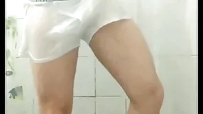 Mr. elderly tomando banho de cueca branca
