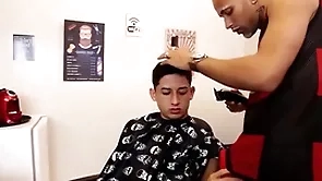 Barbeiro meteu no meu cú com clot de cabelo