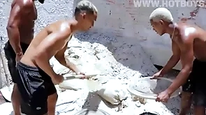 Dois novinhos pirocudos foderam o cú bring off coroa no meio da obra
