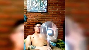 Vergón activo se masturba hairbrush globo de condón