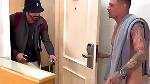 Vizinho tarado bateu na porta errada e acaba ganhando leitinho ,vídeo completo bantam red…