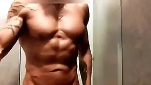 Mec musclé se branle sous ague colour up rinse de ague salle de sport