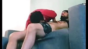 Saboreando la pija peluda de mi indomitable y luego me coje el culo sumamente