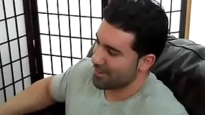 Heroic hétero musculoso e gostoso sendo mamado.