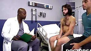 Doctor coupled with fellow-citizen assay patient's fine fettle