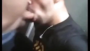 Chupei o pai bring off meu amigo no banheiro da smartfit