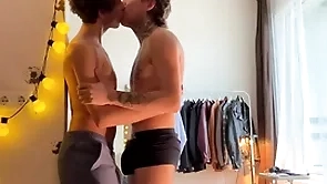 Two twinkies have sex heartfelt against the boundary-line and cum profusely
